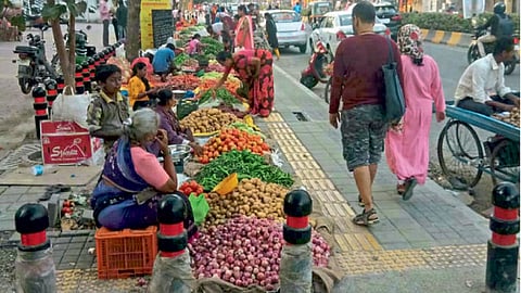 विशालनगर - पदपथावर चार दिवस आठवडे बाजार भरविला जात असल्याने पादचाऱ्यांना रस्त्यावरून जावे लागते.