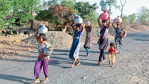 बीड - भर उन्हात डोक्‍यावर हंडे घेऊन पाणी वाहताना लहान मुली आणि महिला.