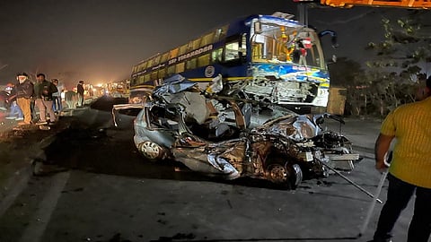 भिवंडीत भरधाव कारची बसला जोरदार धडक, कारमधील चौघांचा जागीच मृत्यू