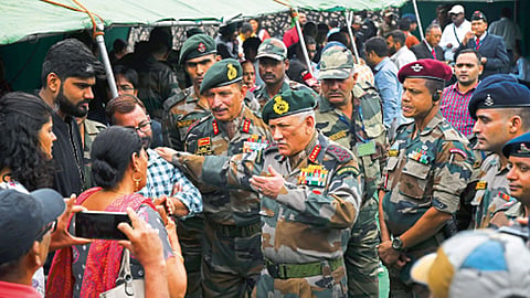 द्रास - कारगिल युद्धात हुतात्मा झालेल्या जवानांच्या नातलगांशी संवाद साधताना लष्करप्रमुख बिपिन रावत.