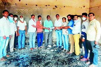 आगीत भस्म झालेले स्टुडिओ माणुसकीतून उभा राहणार 