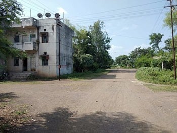 चोसाका वसाहत दोन वर्षांपासून अंधारात, कामगार सोसताहेत मरणयातना !
