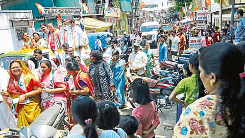 जनता वसाहत - पुणे लोकसभा मतदारसंघातील काँग्रेसचे उमेदवार मोहन जोशी यांच्‍या प्रचार रॅलीमध्‍ये सहभागी झालेले कार्यकर्ते.