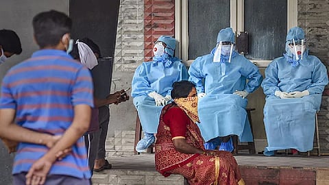 संसर्ग असलेल्या 67 टक्के व्यक्तींचे रिपोर्ट निगेटिव्ह, चुकीच्या निगेटिव्ह रिपोर्टचा अर्थ समजून घ्या
