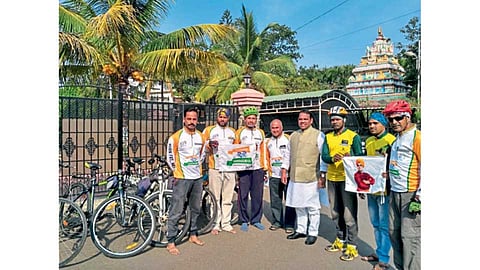 थेरगाव - रामकृष्ण मठ आणि निसर्ग सायकल मित्र, पुणे आयोजित स्वामी विवेकानंद विचार सायकल यात्रेला खासदार श्रीरंग बारणे यांनी शुभेच्छा दिल्या.