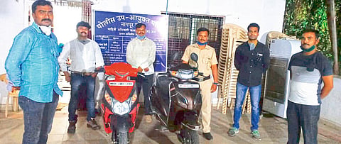 ताब्यात घेतलेल्या आरोपीसह डीसीपीचे विशेष पथक. 