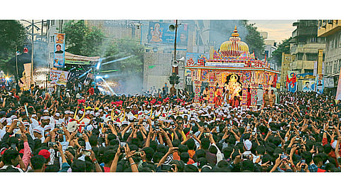 पुणे - लक्ष लक्ष दिव्यांनी उजळलेल्या ‘श्री विकटविनायक रथा’त स्वार झालेल्या सुवर्णयुग तरुण मंडळाच्या श्रीमंत दगडूशेठ हलवाई गणपतीचे टिळक चौकात आगमन होताच गणपती बाप्पा मोरयाऽऽच्या जयघोषाने आसमंत दणाणून गेला. या वेळी शेकडो गणेशभक्‍तांनी गणरायाला आपल्या मोबाईल