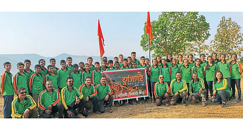 किल्ले अणघई - ज्ञानप्रबोधिनी नवनगर विद्यालयातर्फे आयोजित दुर्गजागर मोहिमेअंतर्गत जिल्ह्यातील २९ गड-किल्ल्यांवर भ्रमंती करण्यात आली.