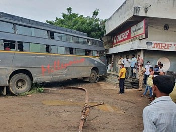 उभ्या लक्झरी बसला ट्रकची धडक; चालक ठार. 