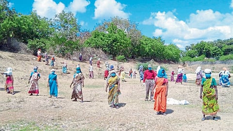 पुद्दूचेरी - लॉकडाउन अंशतः शिथिल केल्यानंतर रोजगार हमी योजनेतील मजूर काम करताना.
