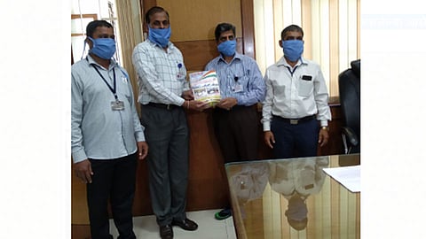 कोरोनाच्या कठीण परिस्थितीत अखंडपणे काम करत असलेल्या आरोग्य सेवकांचे आभार माजी सैनिकांनी भेट घेऊन मानले.