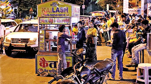 संभाजी चौक, प्राधिकरण  - पदपथांवरील अतिक्रमण.
