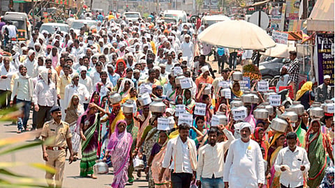 औरंगाबाद - जिल्हाधिकारी कार्यालयावर सोमवारी अन्नदाता शेतकरी संघटनेच्या नेतृत्वाखालील हंडा मोर्चात सहभागी झालेले  शेतकरी, मजूर व महिला.