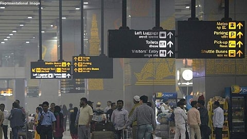 स्वीडिश नागरिकाचा विमानतळावर नग्नावस्थेत दंगा.. 