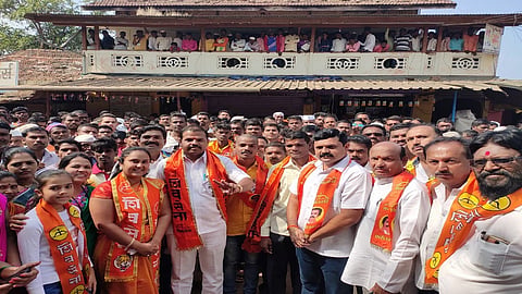 मोखाडा ः आनंदोत्सव साजरा करताना शिवसेनेचे विजयी उमेदवार आणि पदाधिकारी. 