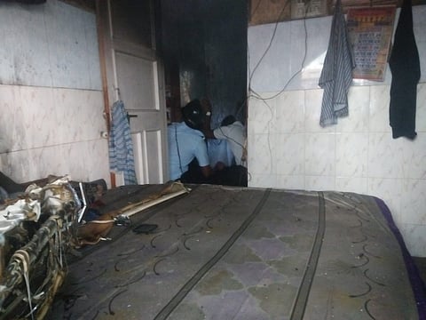 वसई ः दिव्यामुळे सदनिकेला लागलेली आग. 