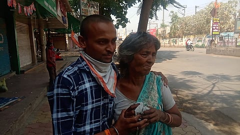तब्बल...दहा वर्षानंतर भावाची बहिणीशी झाली भेट  