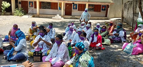 अमळनेर पालिकेच्या दवाखान्या समोर आगंणवाडी सेविकांचा ठिय्या ! 