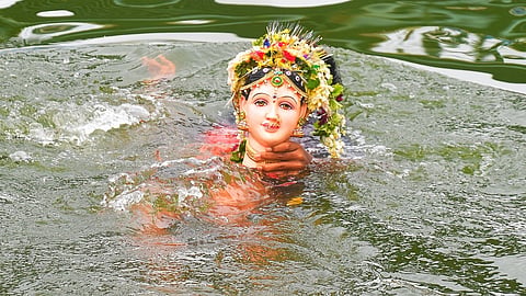 मुंबईकरांनी दिला गौराईला भक्तीभावाने निरोप; नियमांच्या चौकटीत राहून केले विसर्जन