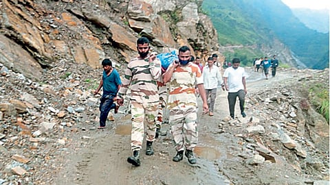 पिथौरागड - आयटीबीपीच्या जवानांनी पायी चालत २५ किलोमीटर अंतरावरून मृतदेह आणून मुनसयारी येथील कुटुंबाच्या स्वाधीन केला.