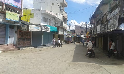 नरखेड: जनता कर्फ्यूमुळे बंद असलेली शहरातील बाजारपेठ. 