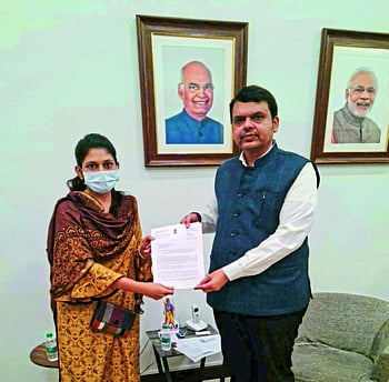 केळी प्रश्नाबाबत खासदार रक्षा खडसेंनी घेतली देवेंद्र फडणवीस यांची भेट 
