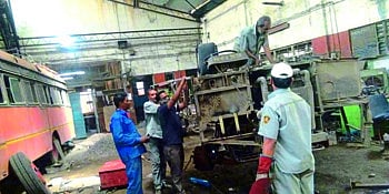 आदेशाचे उल्लंघन...एसटी वर्कशॉपमध्ये कर्मचाऱ्यांचा गोंधळ 