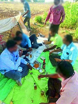 ओली पार्टी' : रम', "रमी'त रंगली पोलिस- वाळूमाफियांची मैफल !