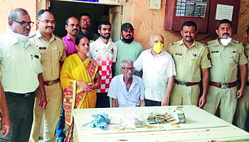 पिशवीत पाच लाख, 25 तोळे सोने...वृध्दाला लागली झोप...अन्‌ घडले त्रिमुर्तीचे दर्शन ! 