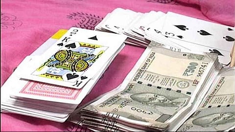 Gamblers jumped from second floor to escape police