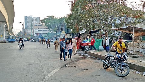 स्वारगेट - बेशिस्त वाहनचालक व पदपथांवर अतिक्रमण करणारे विक्रेते, व्यावसायिकांविरुद्ध पोलिसांनी रविवारपासून कारवाई करण्यास सुरुवात केल्याने मोकळा दिसणारा जेधे चौक.