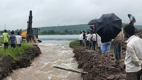 वरूड बुद्रुक : रास्तळच्या धरणातील सांडवा फोडून सोडण्यात आलेले पाणी. 