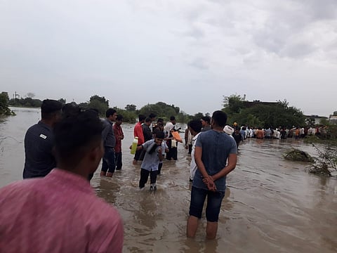 मानवी साखळीने विद्यार्थ्यांनी घेतला सुटकेचा श्‍वास 