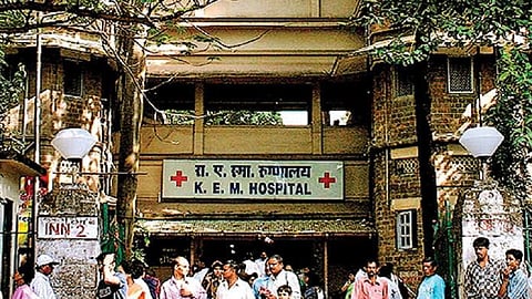KEM रुग्णालयात भीतीचं वातवरण, कारण कोरोनाने घेतलाय 'त्यांचा'ही जीव...  