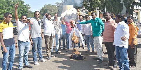 सोलापूर युवक कॅंाग्रेसने केला हा गनिमी कावा (VIDEO)