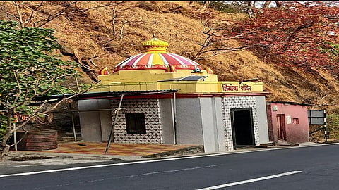 खोपोली : खंडाळा घाटातील प्रसिद्ध शिंग्रोबा मंदिर वीज नसल्याने अंधार आहे. 