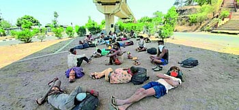 गावी जाणाऱ्यची ओढ अधुरी राहिली,  चालत मध्य प्रदेशला निघालेल्या 17 जणांना सिंधुदुर्गमध्ये पाठवले 