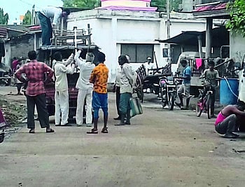 माणूस मेला तर मिळत नाही तिरडी अन स्मशानभूमी, गावाची का आहे अशी विचीत्र भूमीका !   