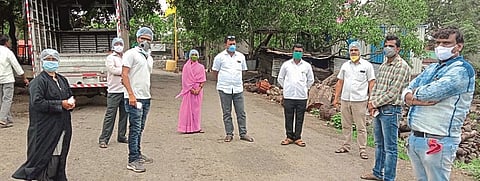 बोळेगाव (ता. तुळजापूर) : गावात कोरोनाबाधित रुग्ण आढळून आल्यानंतर भेट देऊन पाहणी करताना डॉ. सुहास पवार, डॉ. विष्णू सातपुते, अविनाश गायकवाड, डॉ. नाजिया पठाण, महेश पाठक, श्‍याम कोकाटे आदी. 