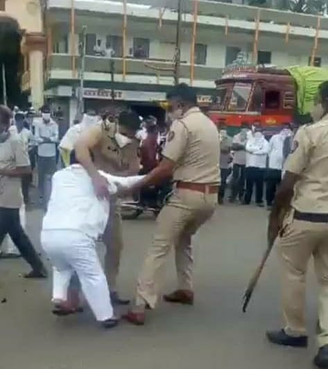 Road blockade on onion export ban on Rahuri Nagar Manmad Highway