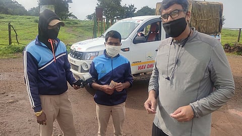 कास पठारवर फिरणे आले अंगलट; वन समितीने पर्यटकांकडून वसूल केला दंड सरसकट