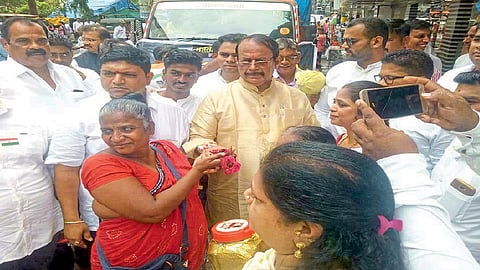 मदत सुपूर्द करताना सरलाबाई काळे. 