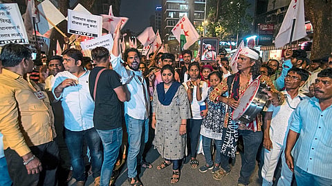 मुंबई : डेमोक्रेटिक यूथ फेडरेशन ऑफ इंडियाच्या वतीने दादर चैत्यभूमीवर बुधवारी करण्यात अालेले आंदोलन.  (प्रथमेश गडकरी : सकाळ छायाचित्र सेवा) 