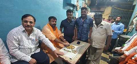 MP Hemant Patil has eaten khichdi and bhaji with the hotel owners and workers.jpg