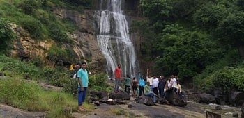 पर्यंटणासाठी पर्यटकांना खुणावतोय काळगावचा धबधबा 