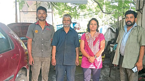 आपल्या गॅरेजमध्ये कर्मचाऱ्यांसमवेत मनीषा पाध्ये.