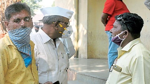 बेजाबदार सातारकर; मास्क हनुवटीवर अन्‌ पिचकारी रस्त्यावर!