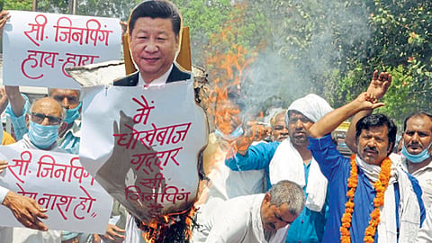 मथुरा - सीमेवरील संघर्षाबद्दल चीनचे अध्यक्ष शी जिनपिंग यांच्या प्रतिमेचे दहन करताना कार्यकर्ते.