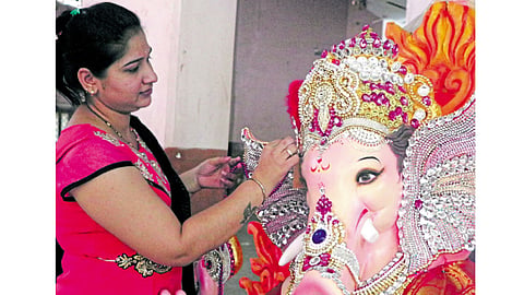अकोला - अासाममधील गणेश मंडळासाठी गणेशमूर्तीची सजावट करताना नारायणी पवार.