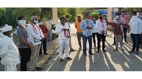 वाल्हे (ता.पुरंदर) - येथे शरद पवार यांच्याबद्दल अपशब्द काढल्याबद्दल आमदार गोपीचंद पडळकर यांचा प्रतिकात्मक पुतळा बनवुन त्यांचा निषेध करण्यात आला.